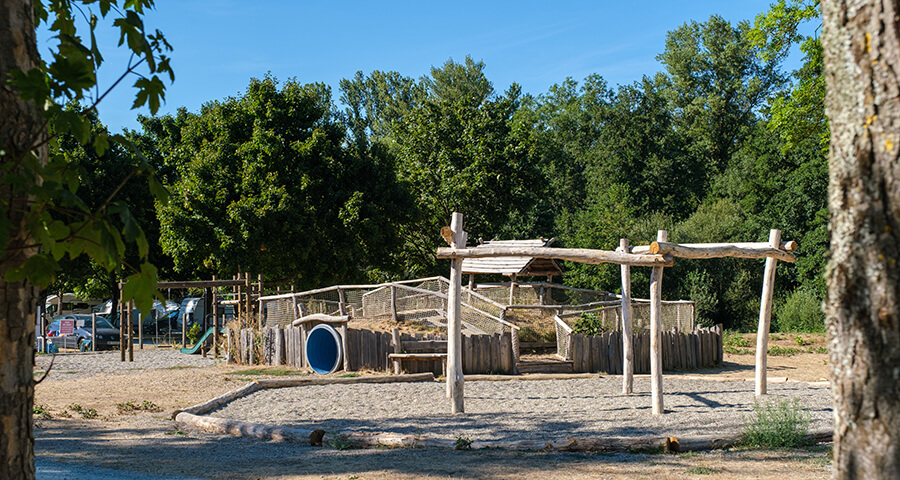 L’aire de jeux, pétanque du camping les Castors, hébergement insolite dans le Haut-Rhin