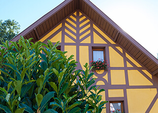 Séjour du chalet Altkirch avec vaisselier alsacien, hébergement insolite dans le Haut-Rhin