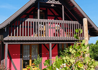 Balcon d’une chambre du chalet alsacien Eguisheim