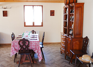 Séjour du chalet Ribeauvillé avec vaisselier alsacien, hébergement insolite en Alsace